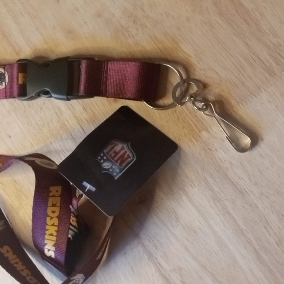 NFL Washington Redskins Retired 2017 Style Lantern Keychain NWT (Unisex) - Picture 4 of 9